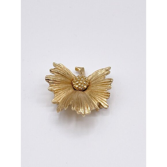 Vintage Monet Gold Tone Flower Leaf Brooch – Textured Dimensional Floral Pin - Picture 4 of 9